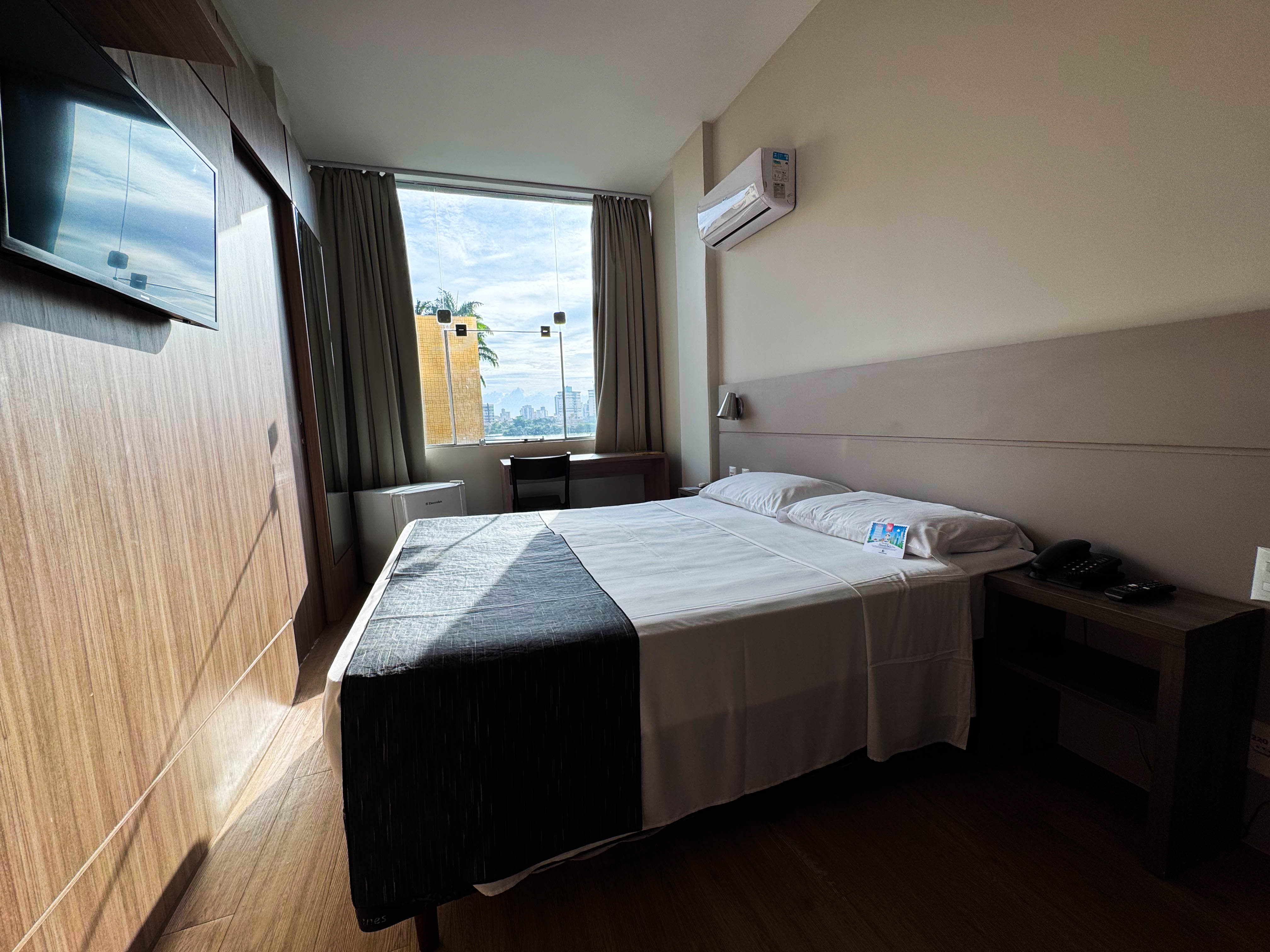 Quarto Duplo Standard - Vista da cama e área de trabalho