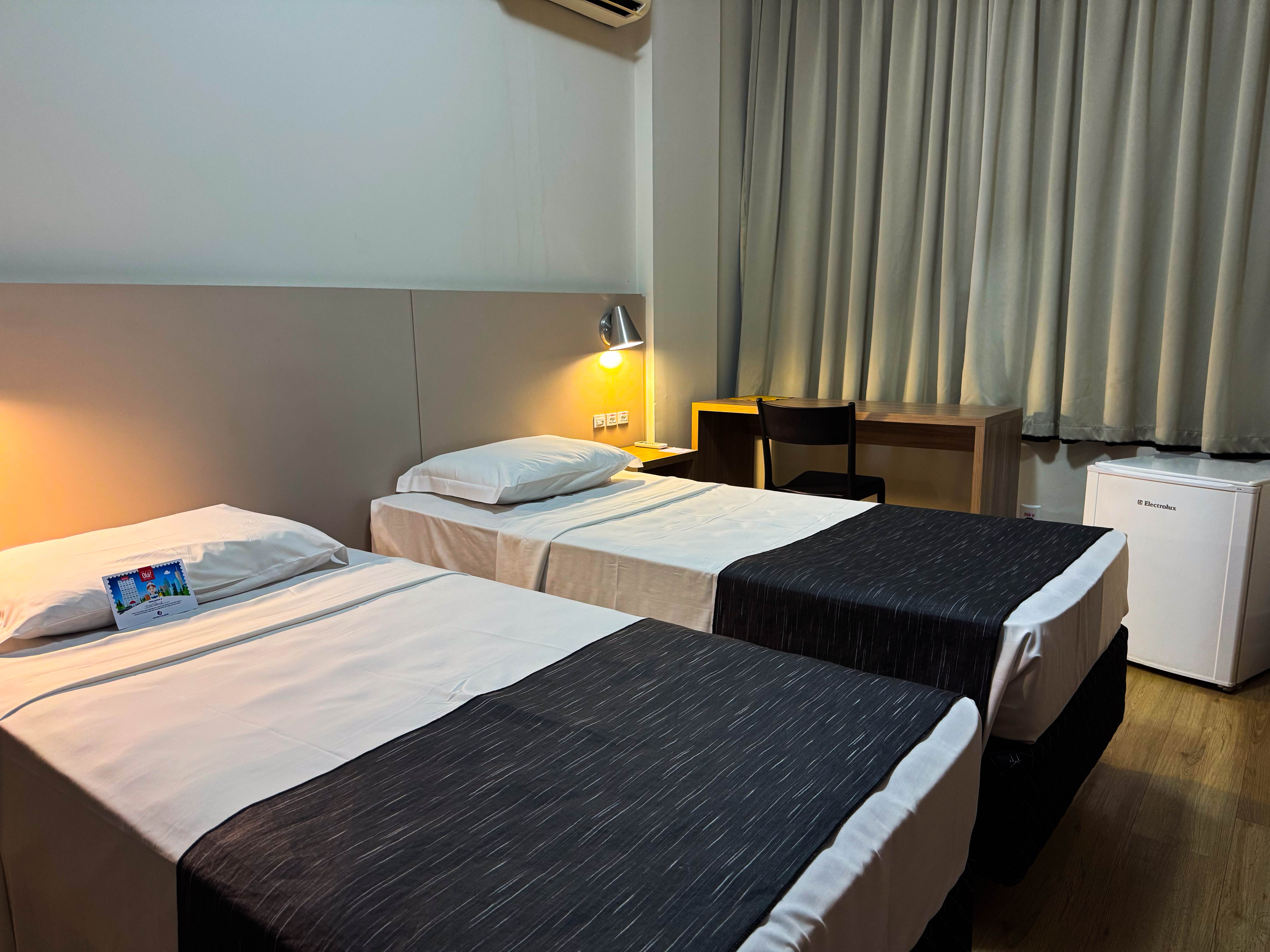 Quarto Duplo Standard - Vista da cama e área de trabalho