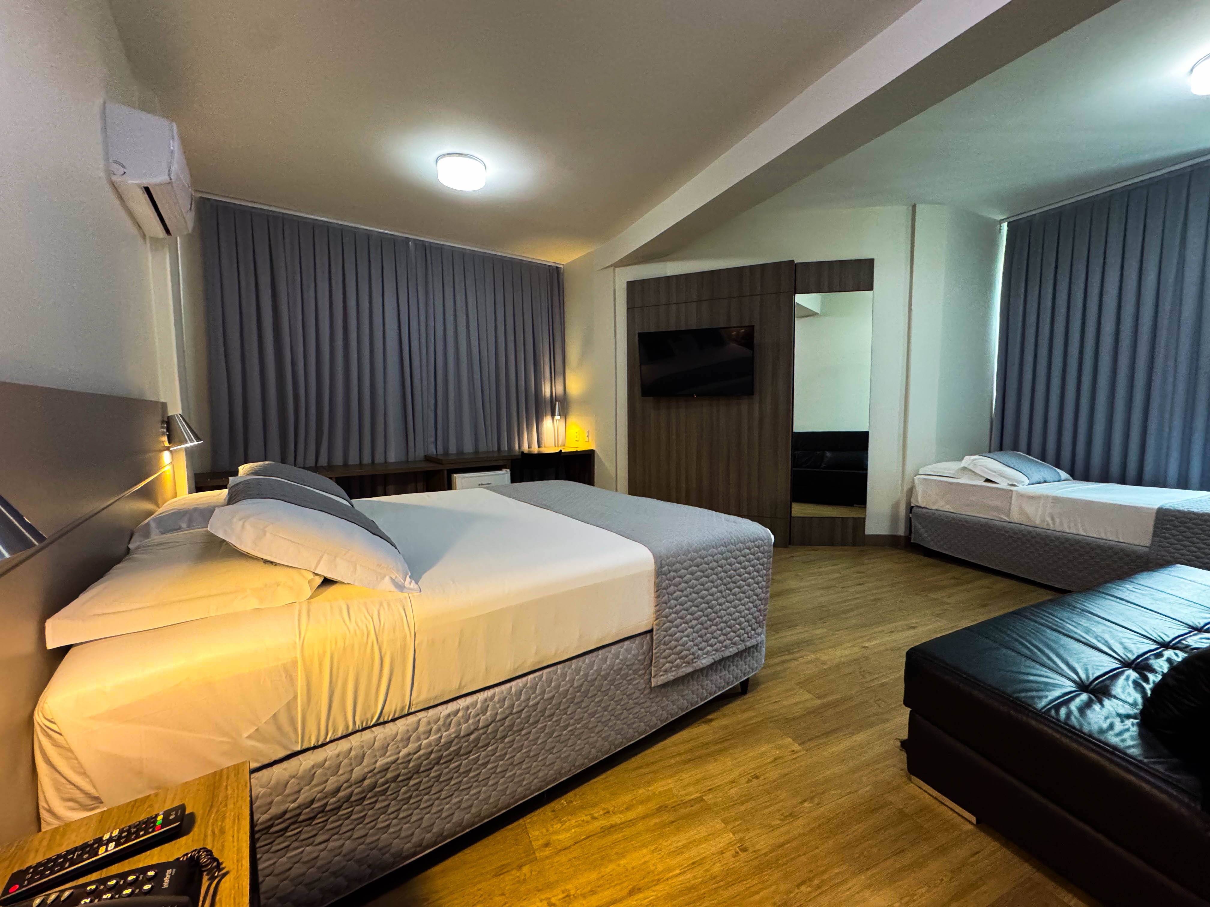 Suíte - Vista da cama e área de trabalho