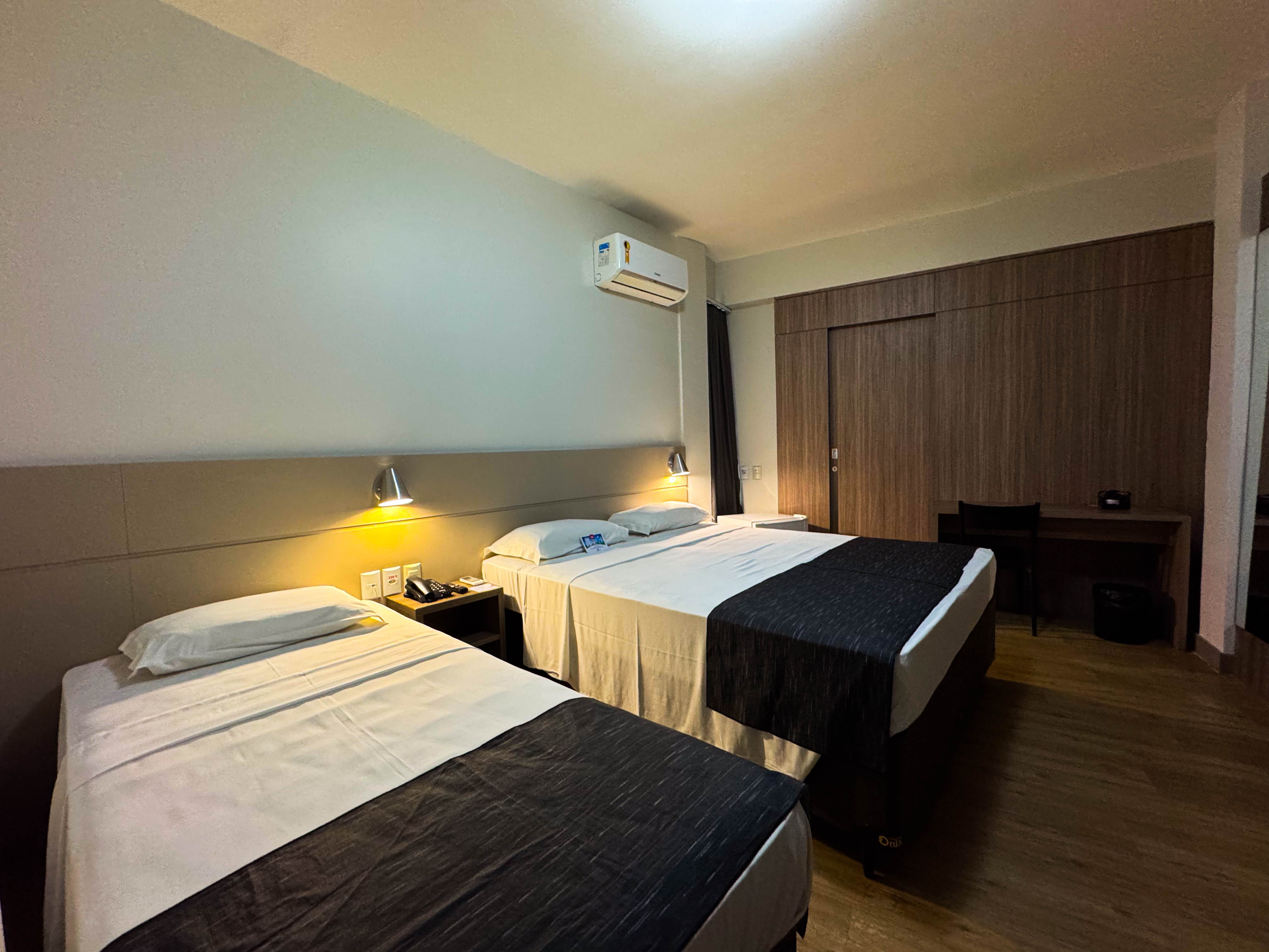 Quarto Triplo Casal Standard - Vista da cama e área de trabalho