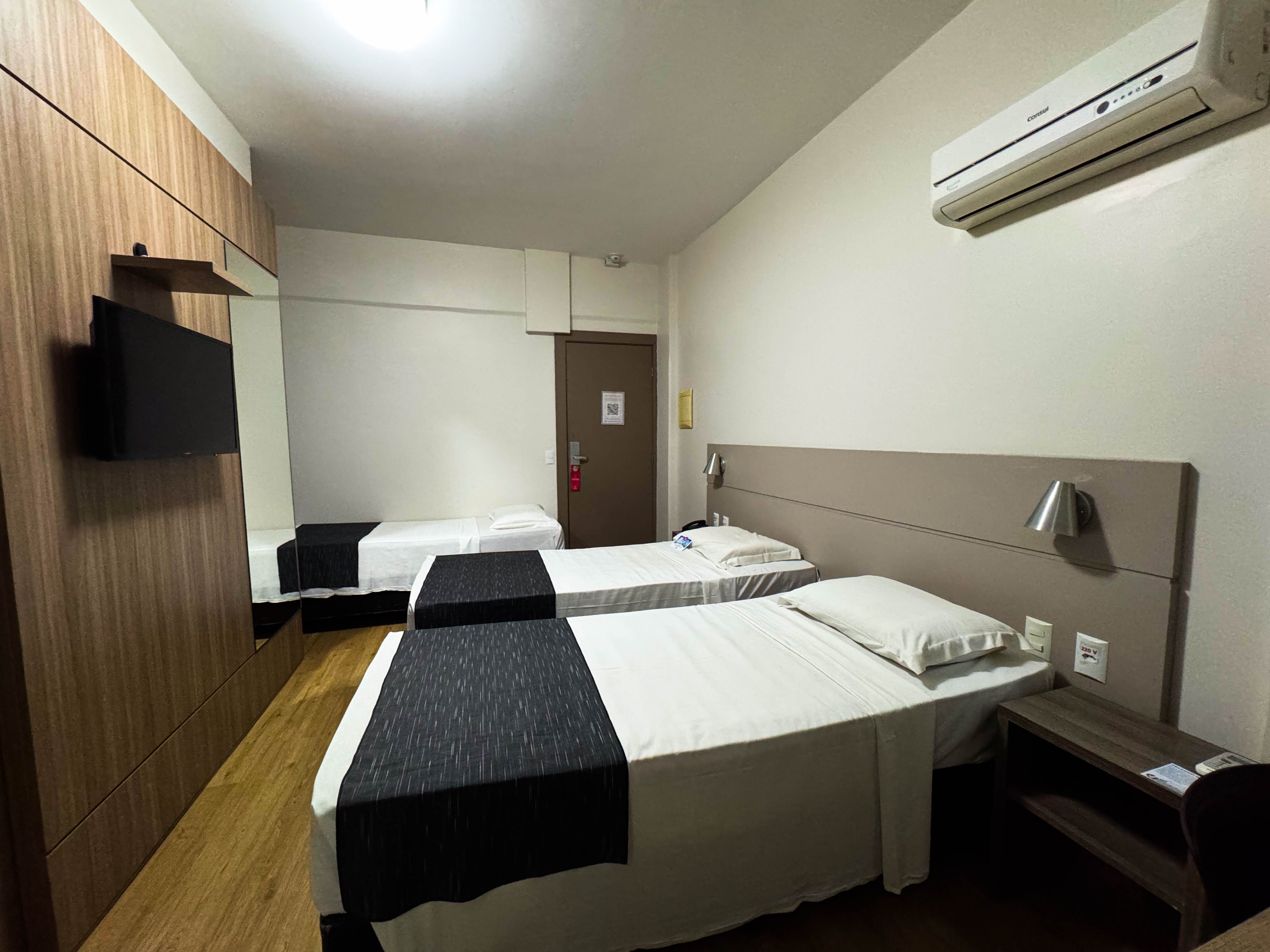 Quarto Triplo Solteiro Standard - Vista da cama e área de trabalho